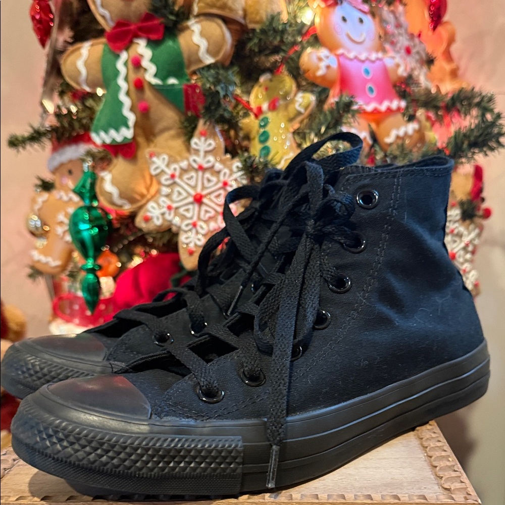 Converse MENS’s 5.5 WOMEN’S 7.5.      Black High-Top Sneakers
